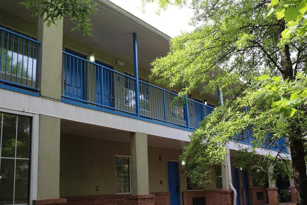 Magnolia Bay Hotel & Suites 琼斯伯勒 外观 照片