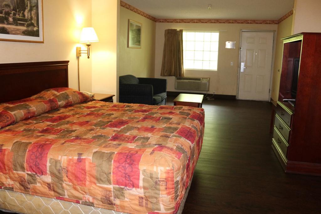 Magnolia Bay Hotel & Suites 琼斯伯勒 外观 照片