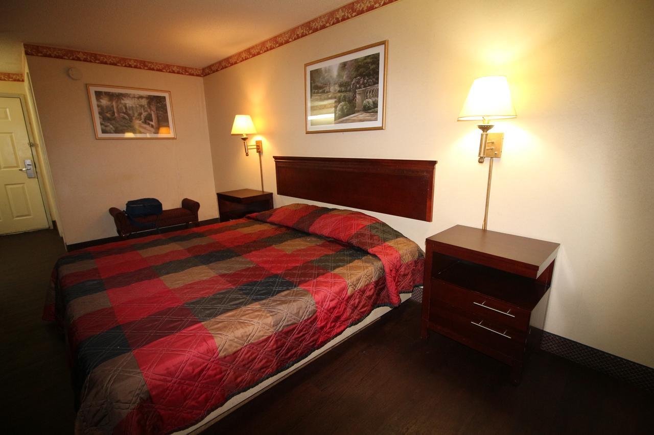 Magnolia Bay Hotel & Suites 琼斯伯勒 外观 照片